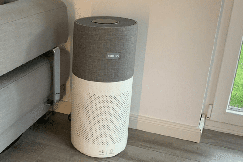 Der Philips AC4236/10 steht auf dem Boden neben einer Couch